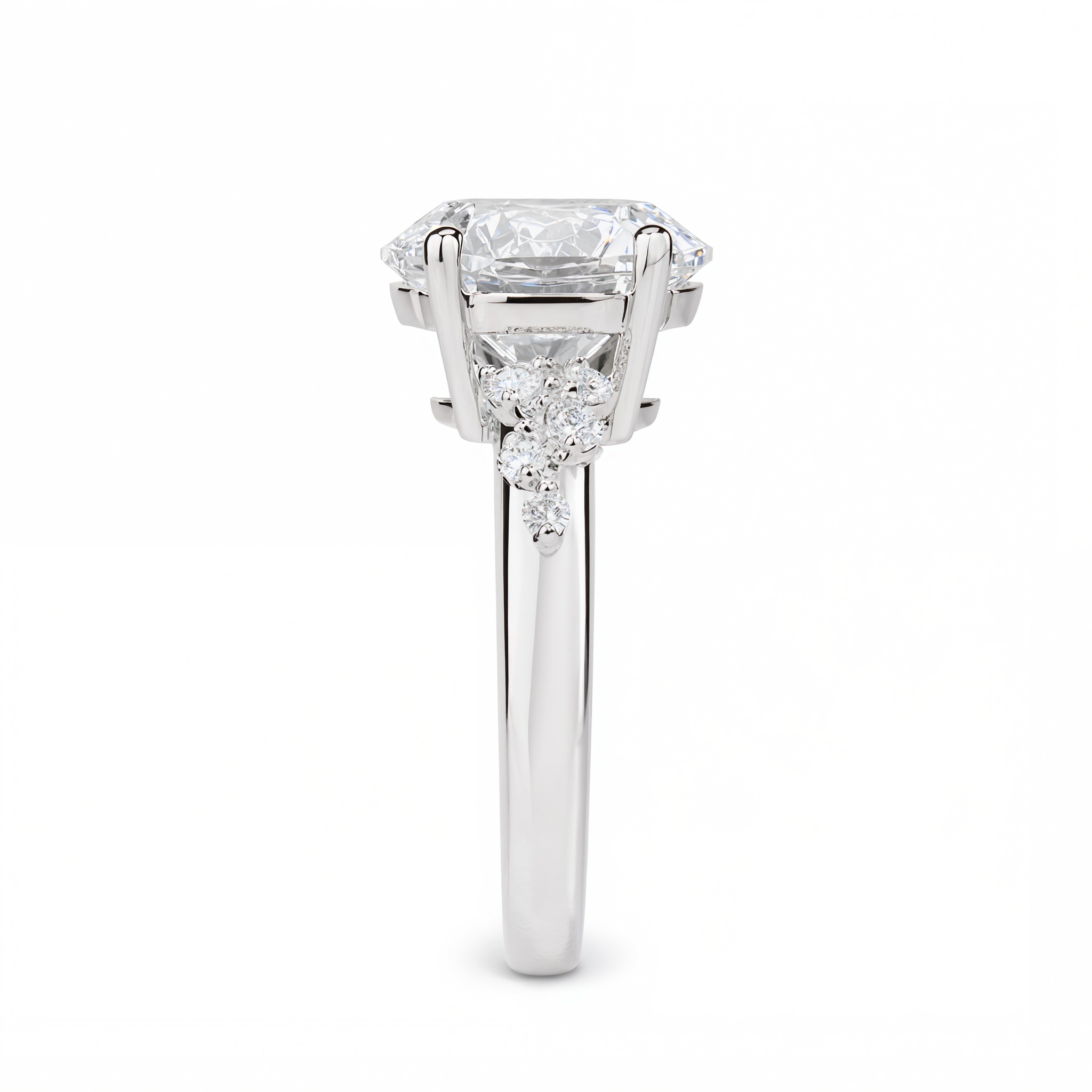 ROUND DIAMOND WITH SIDE DIAMONDS RING