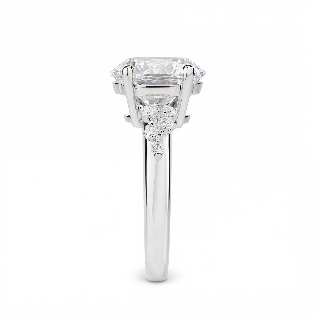 ROUND DIAMOND WITH SIDE DIAMONDS RING