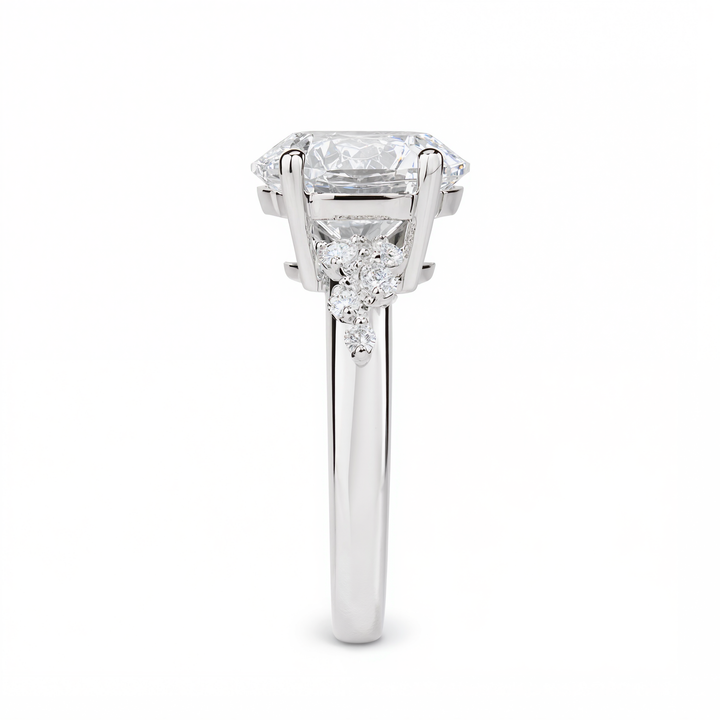 ROUND DIAMOND WITH SIDE DIAMONDS RING