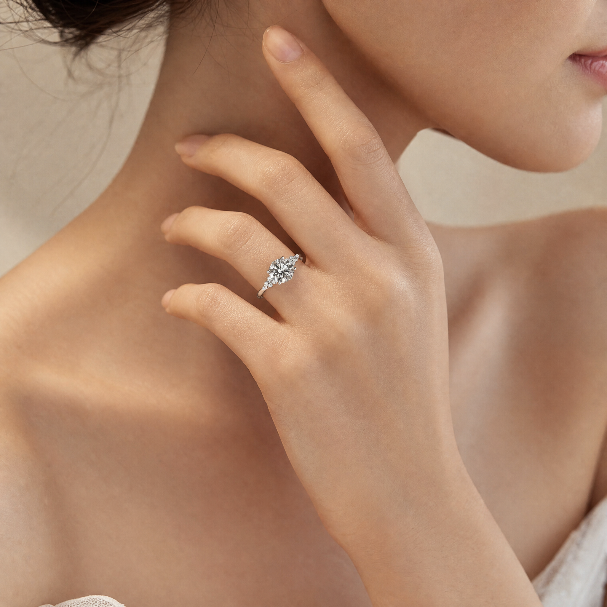 ROUND DIAMOND WITH SIDE DIAMONDS RING
