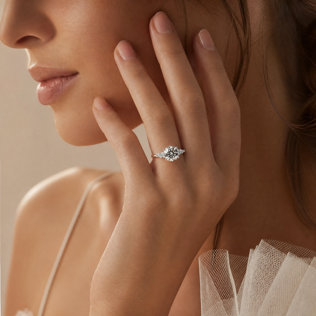 ROUND DIAMOND WITH SIDE DIAMONDS RING