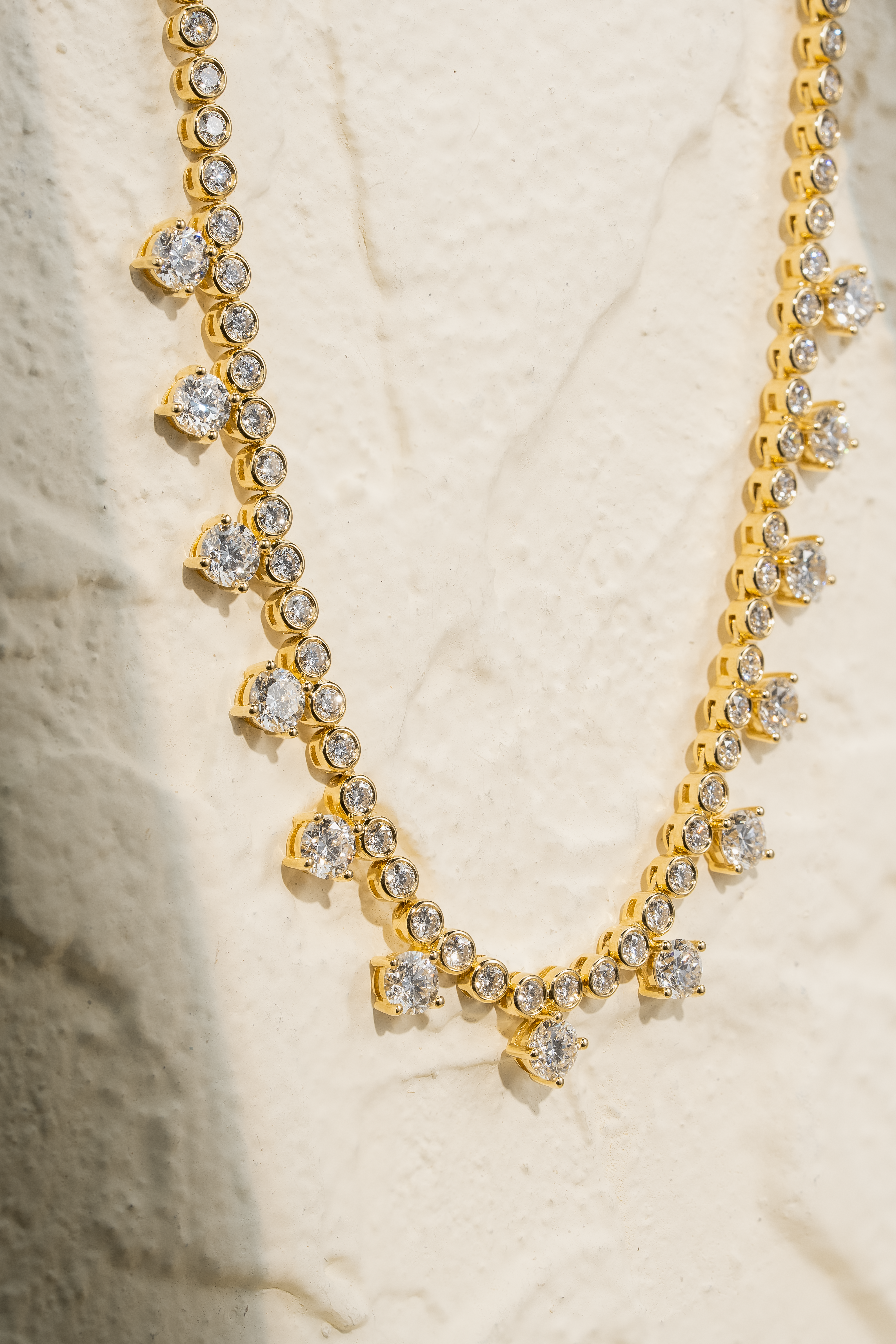 ETERNA DANGLING ROUND DIAMOND NECKLACE