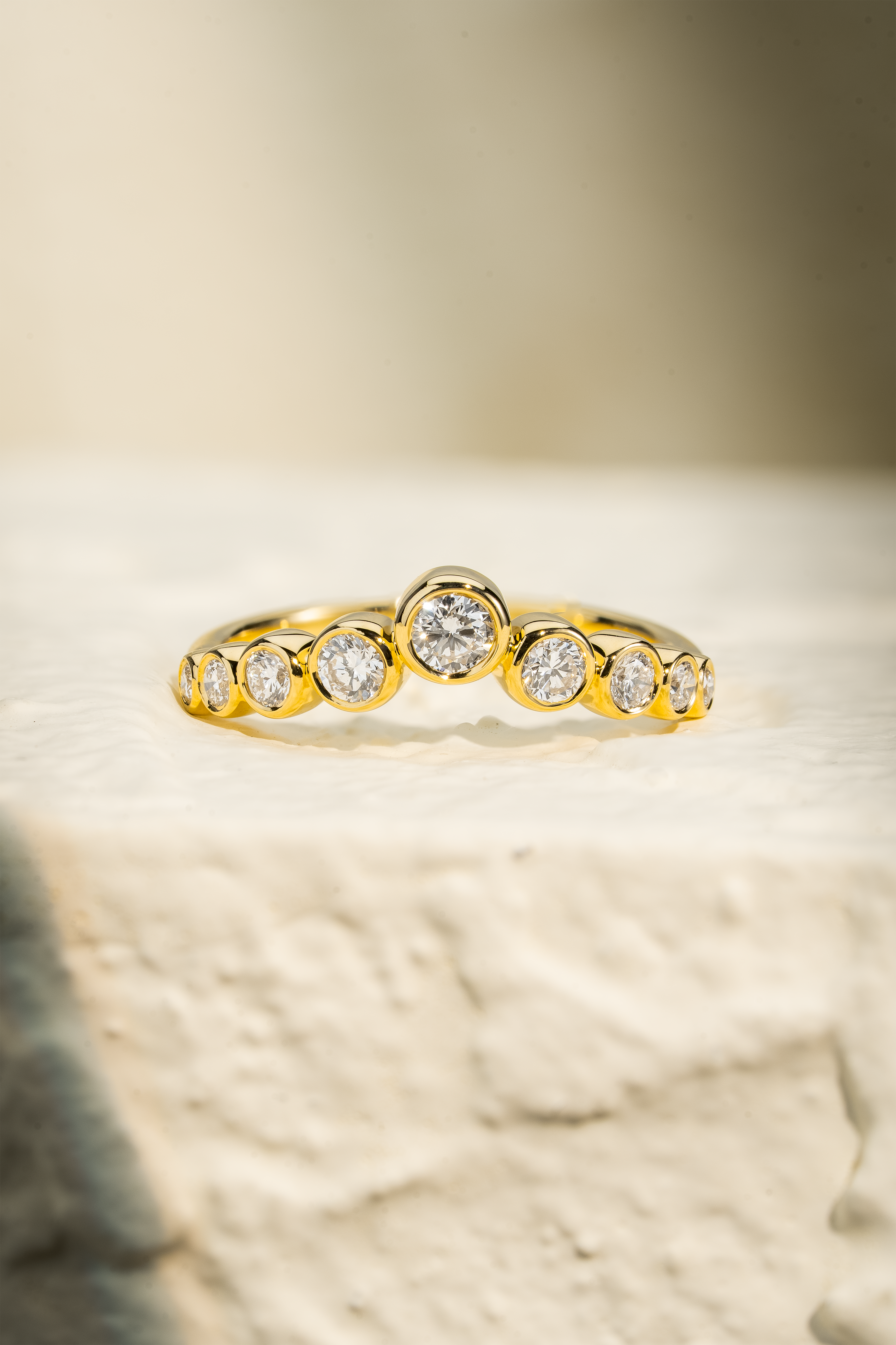 ETERNA ROUND DIAMOND CURVED RING