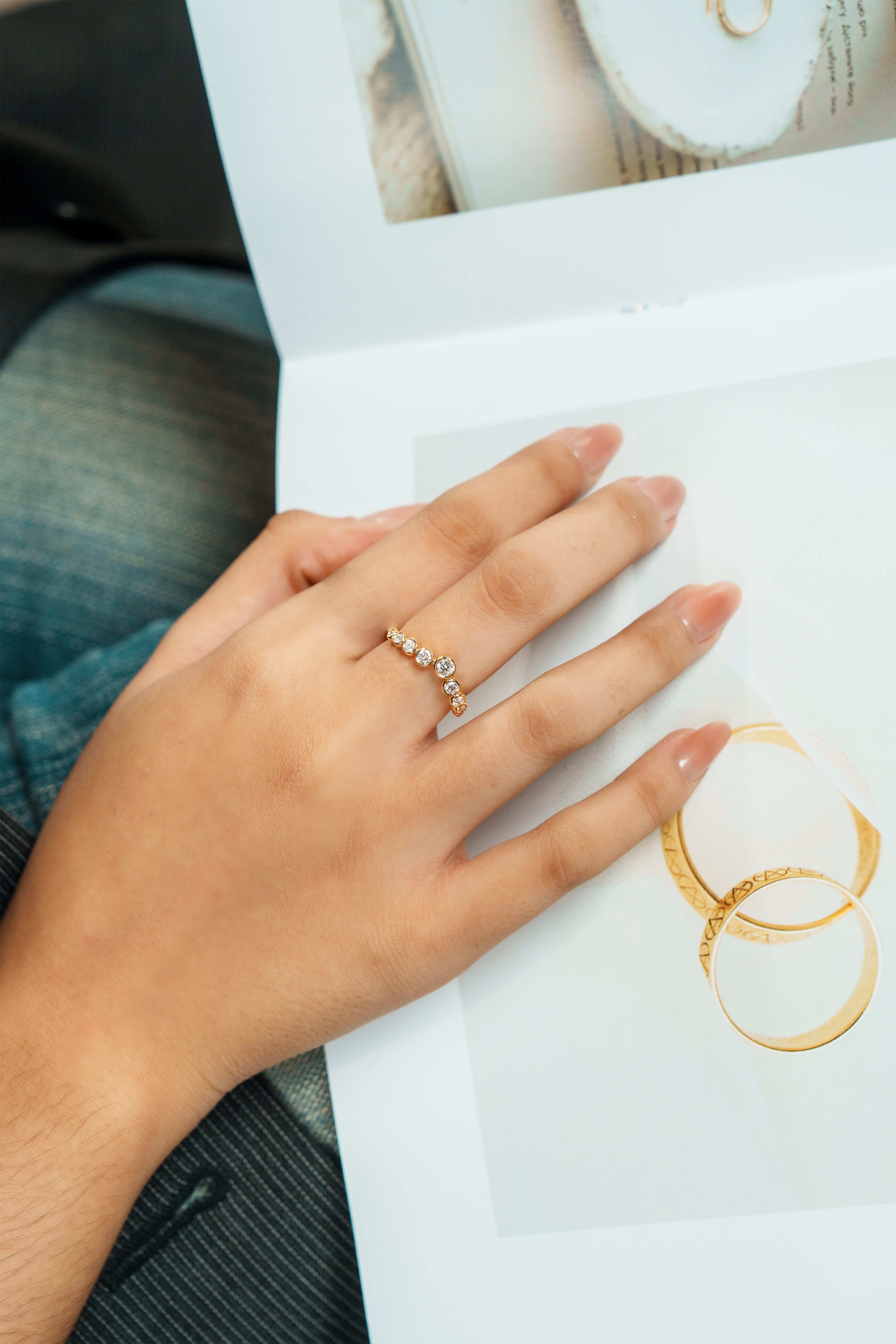 ETERNA ROUND DIAMOND CURVED RING