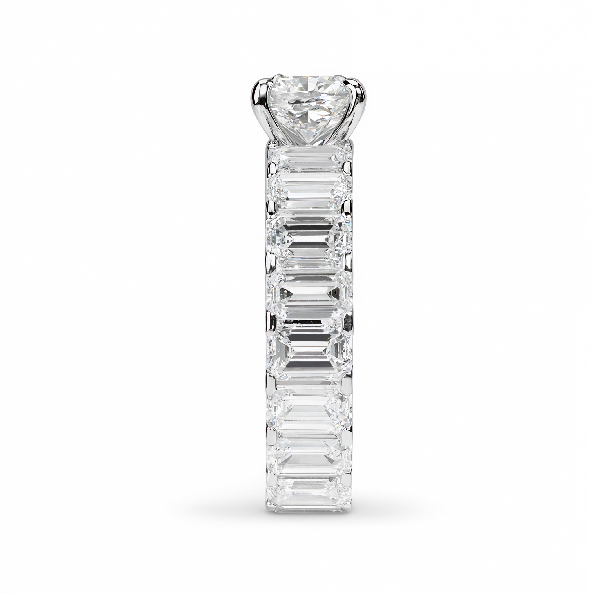 ROUND DIAMOND WITH SIDE DIAMONDS RING