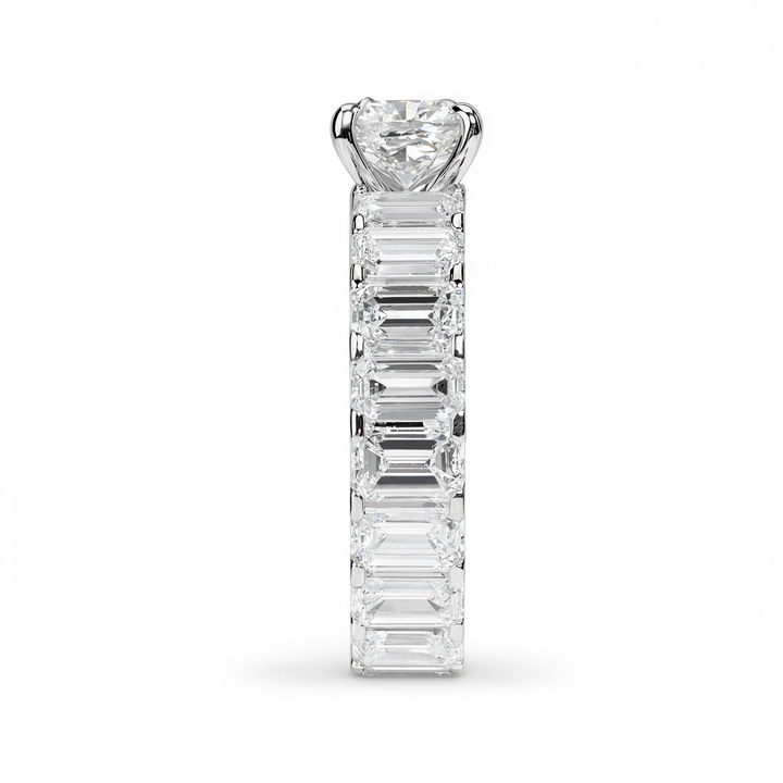 ROUND DIAMOND WITH SIDE DIAMONDS RING