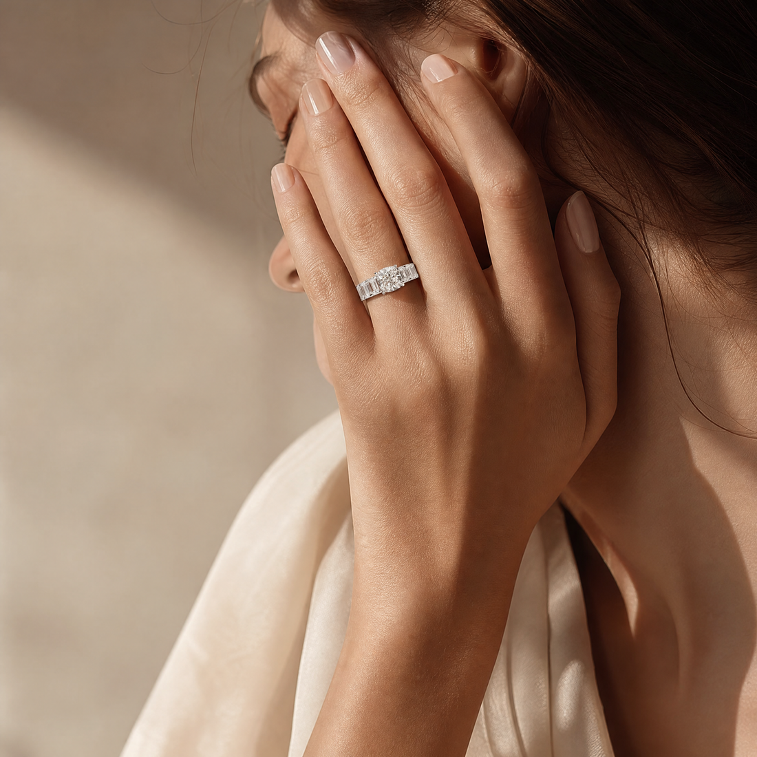ROUND DIAMOND WITH SIDE DIAMONDS RING