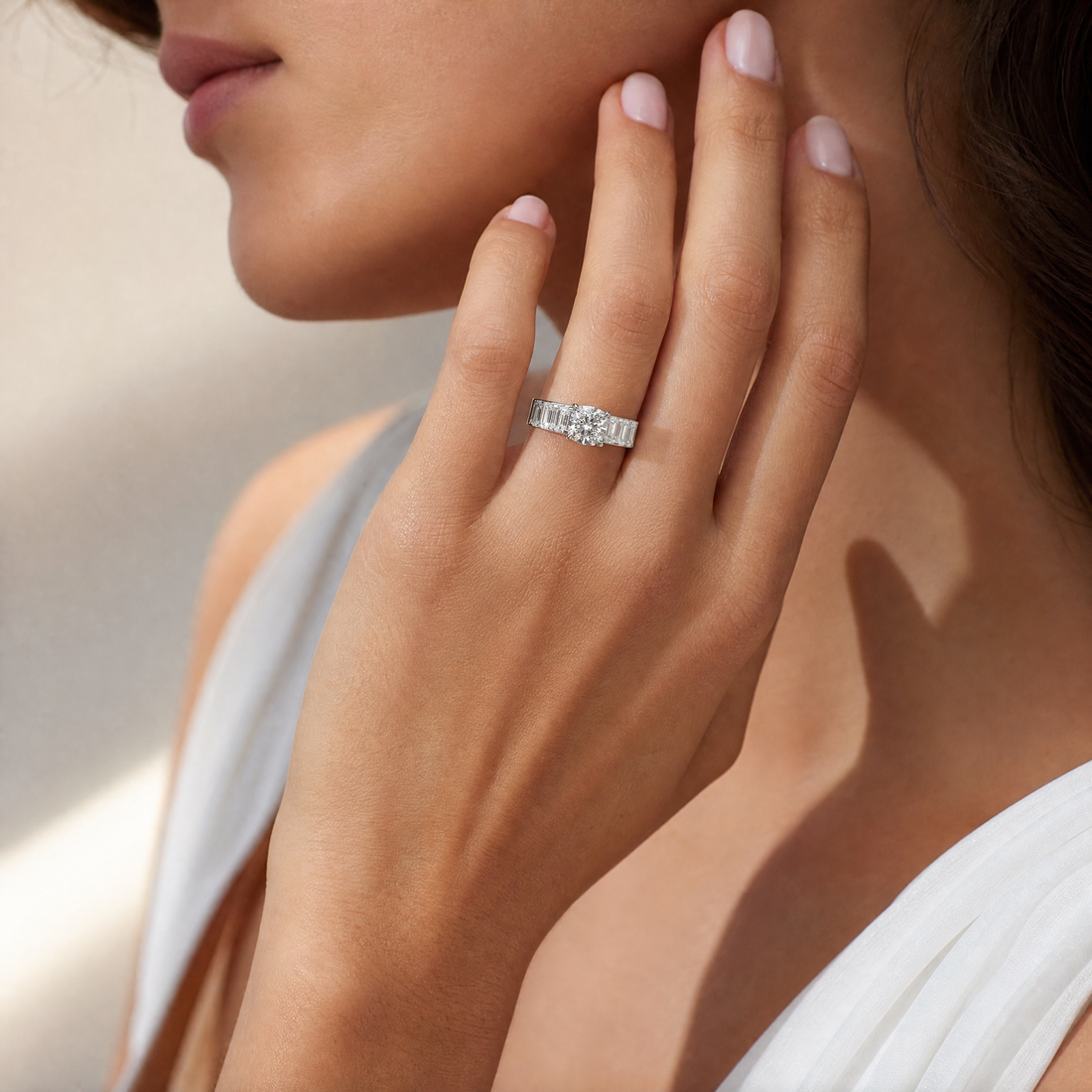 ROUND DIAMOND WITH SIDE DIAMONDS RING